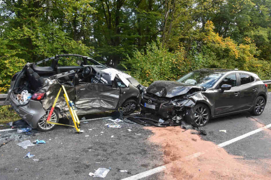 Der Aufprall war so heftig, dass der junge Mann in seinem Auto eingeklemmt wurde.
