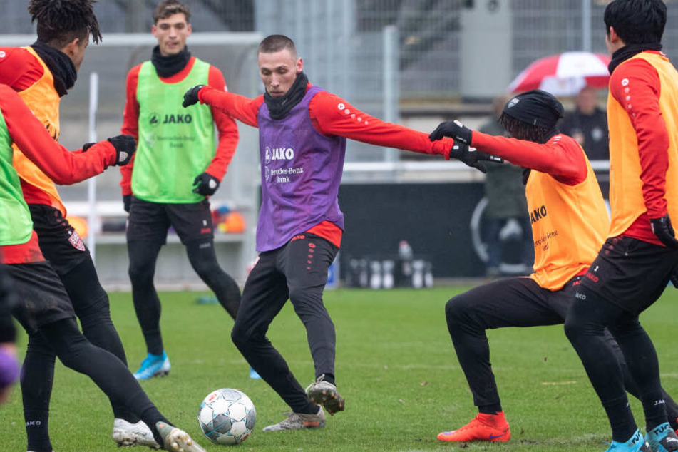 Darko Churlinov (M) spielt gegen Daniel Didavi (l), Tanguy Coulibaly (2.v.r) und Wataru Endo (r).