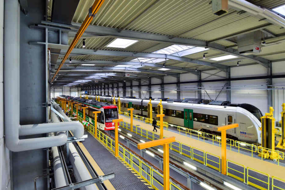 Im Eisenbahnbetriebshof in Chemnitz stehen noch immer neun silberne
Elektrozüge des Herstellers Alstom.