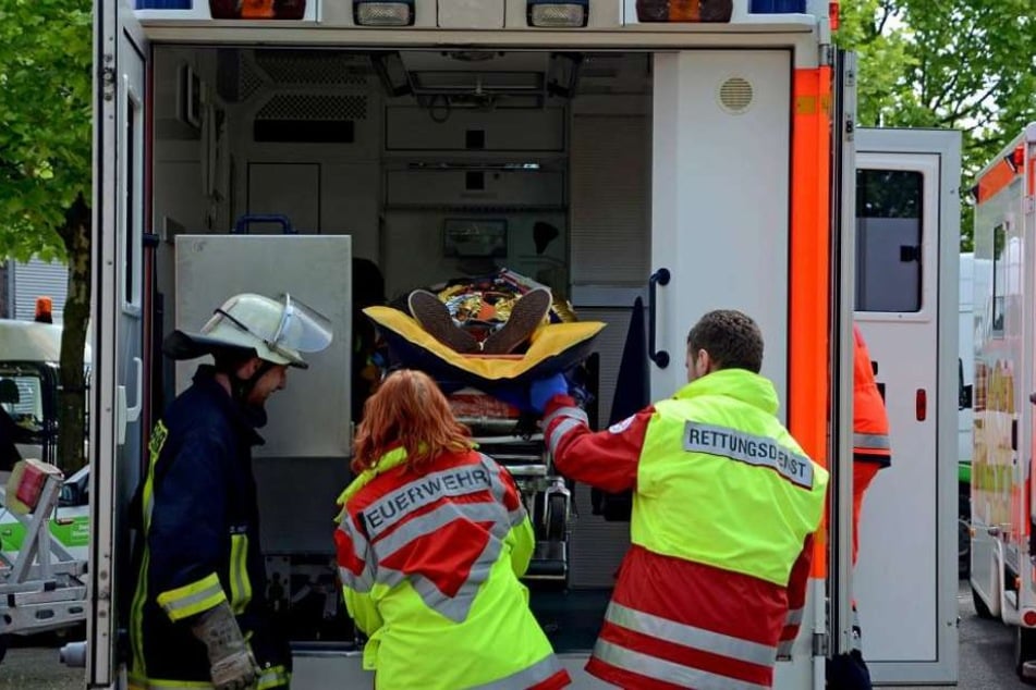 Die Rettungskräfte brachten den Mann ins Krankenhaus. Dort bemerkte er, dass sein Handy fehlte. (Symbolbild)