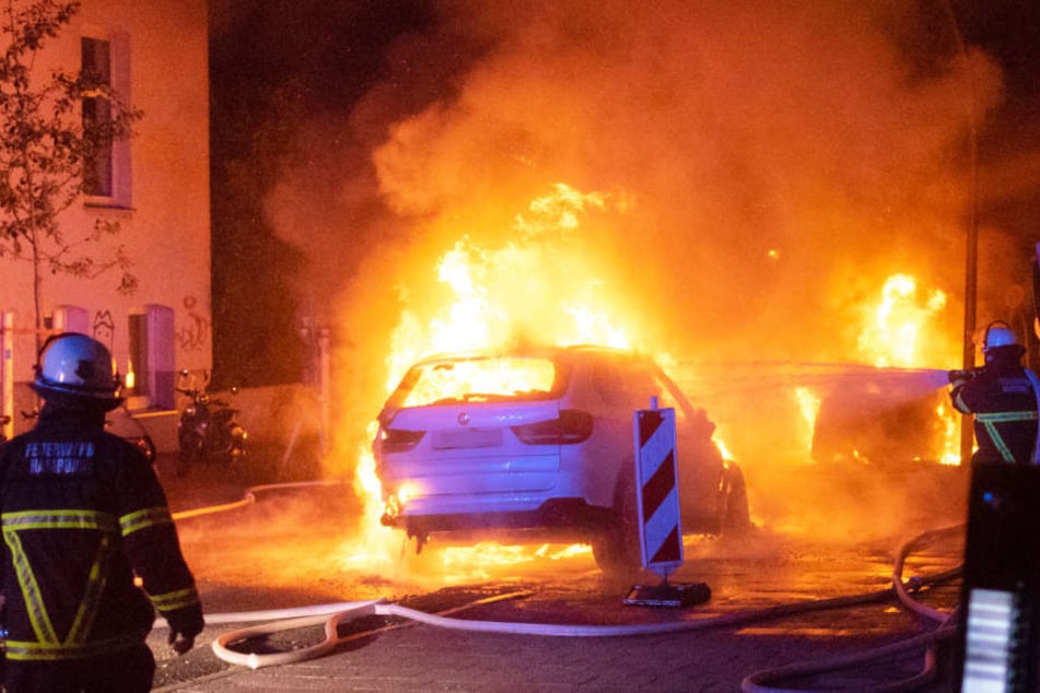 Die Feuerwehr löscht die brennenden Autos an der Rainvilleterrasse.