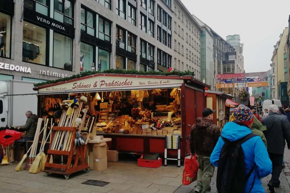 In der Douglas-Filiale in der Leipziger Petersstraße bedrohte der Mann eine Verkäuferin mit einer blutigen Spritze und verschwand mit drei teuren Parfüms.