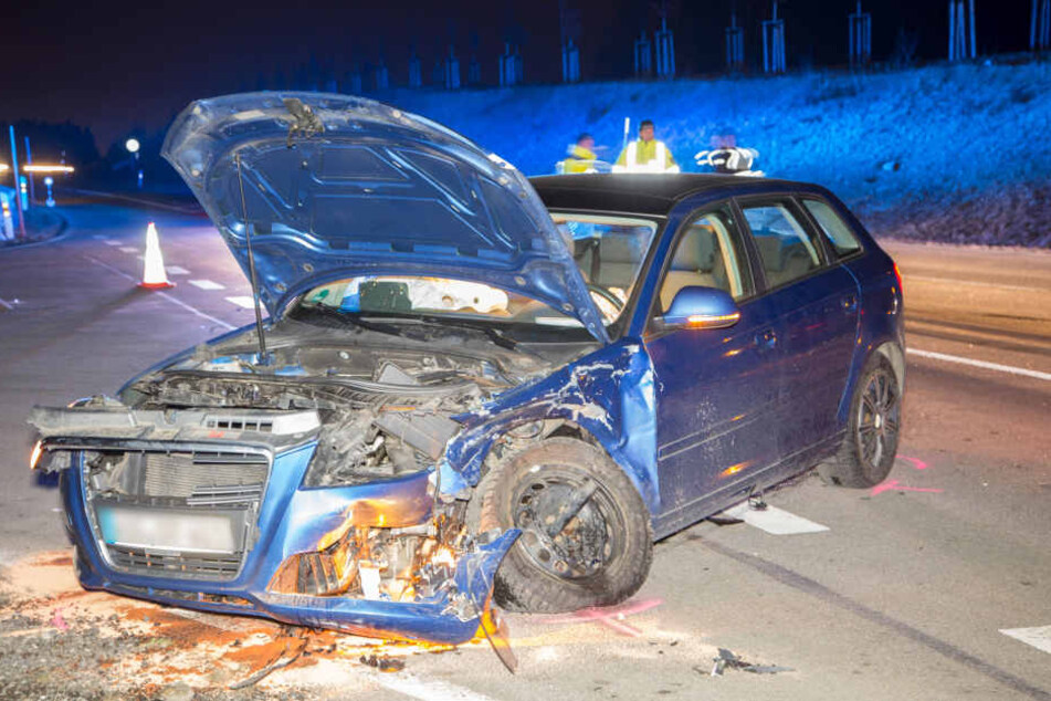 Der Audi wurde bei dem Crash stark demoliert.