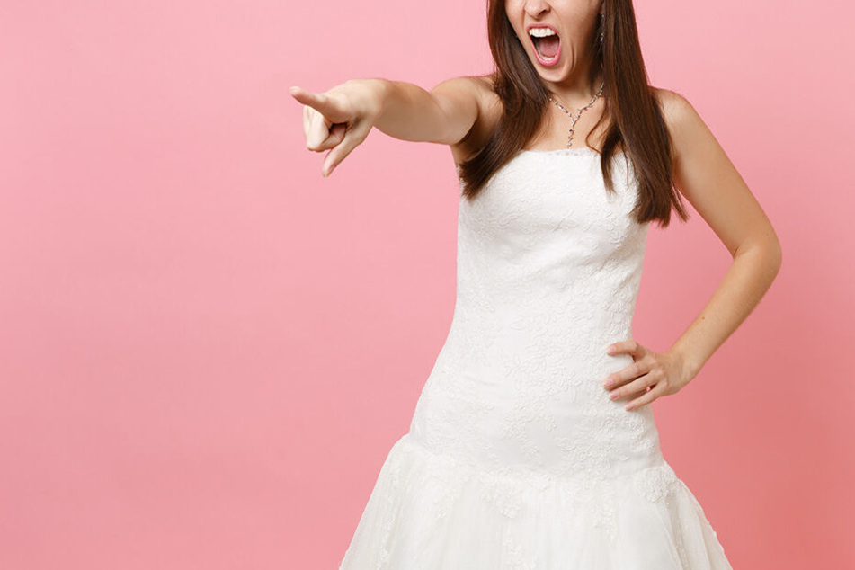 Die Bridezilla wollte verhindern, dass statt sie, die große Oberweite ihrer Freundin im Mittelpunkt steht.