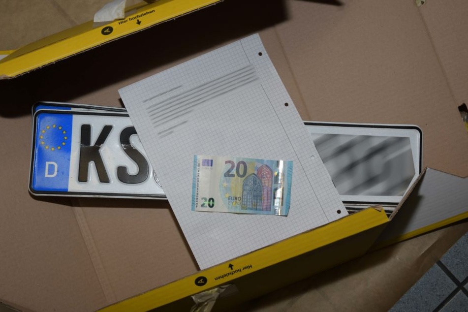 Der Dieb legte als Entschädigung 20 Euro in das Paket.