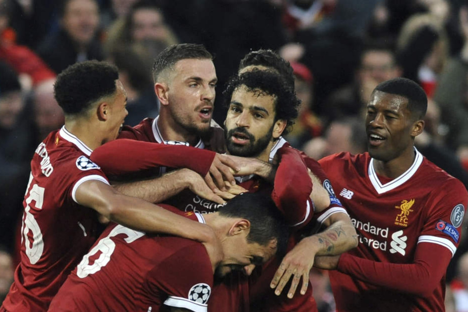 Mohamed Salah (M.) vom FC Liverpool jubelt mit seinen Teamkollegen über seinen Treffer zum 1:0.
