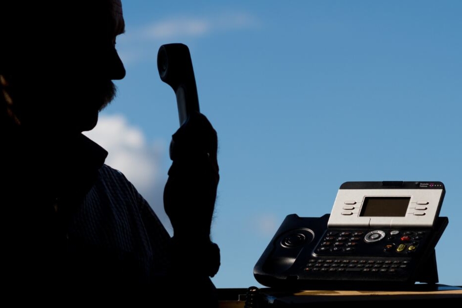 Die Betrüger gaben vor, von der Polizei zu sein. (Symbolbild)