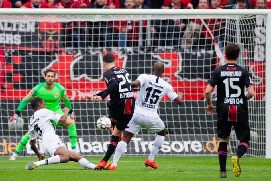 Kai Havertz (Mitte) trifft zur Leverkusener Führung.