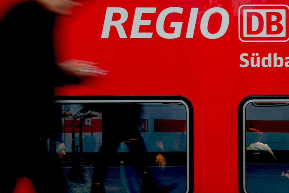 In einem Regionalzug verlor Mario Hellriegel sein Handy. Darauf waren seltene Bilder des verstorbenen Sohnes Liam. (Symbolbild)
