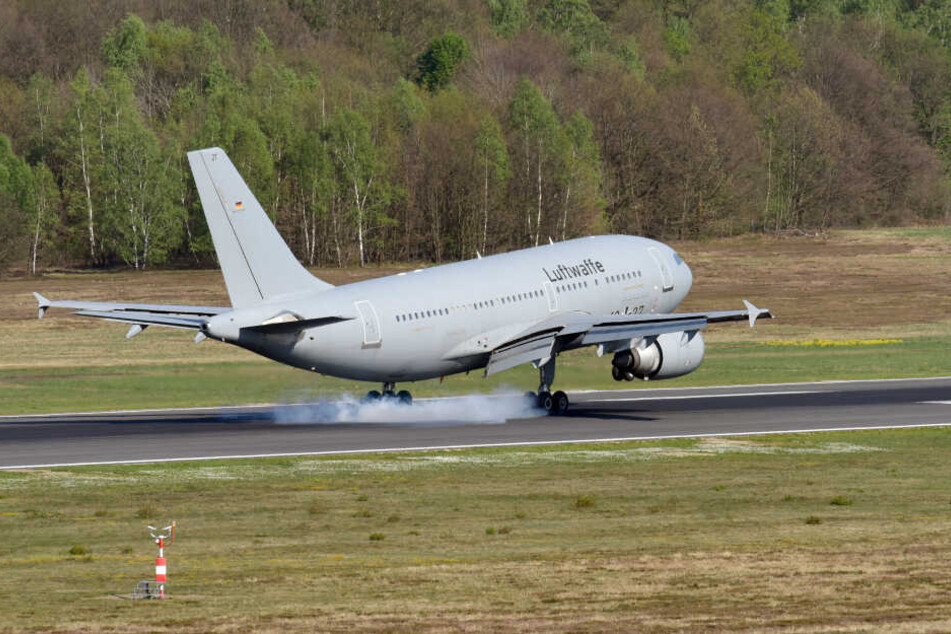 Ein Airbus A310 MedEvac der Luftwaffe mit Verletzten des Busunglücks auf Madeira landet auf dem Flughafen Köln-Bonn.