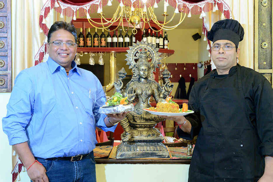 Der Inder Satya Prasad (48) betreibt jetzt selbst das „Goa Curry“ in Bühlau -
am Herd steht Landsmann Lazzi Ram Uhiyal (r.)