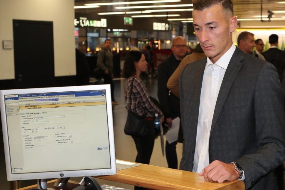 Dominik Wydra im feinen Zwirn beim Einchecken ins Team-Hotel. Er wird erst am 16. November in Aue zurück erwartet.