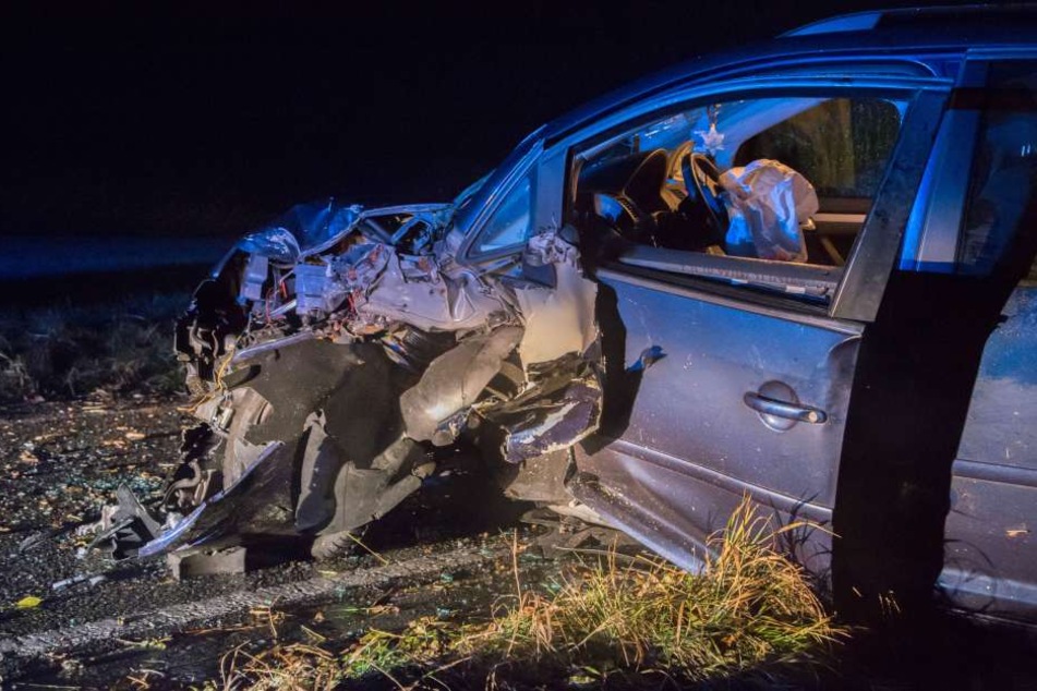 Die Fahrerseite des VW wurde bei dem Aufprall vollkommen demoliert.