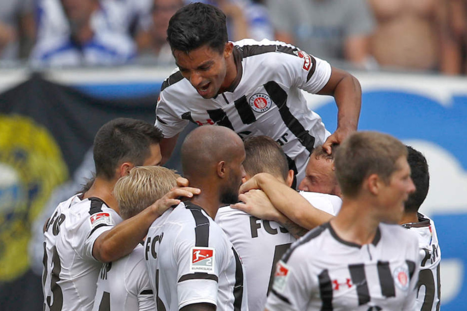Die Spieler vom FC St. Pauli jubeln nach dem Tor zum 1:1.