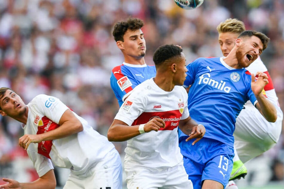 Pascal Stenzel (l.n.r.) vom VfB Stuttgart, Janni Serra von Holstein Kiel, Roberto Massimo vom VfB Stuttgart, Salih Özcan von Holstein Kiel und der Stuttgarter Santiago Ascacibar in Aktion.