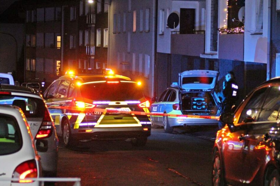 Bei einem Polizeieinsatz haben Beamte am Samstag einen Mann mit Schüssen tödlich verletzt.