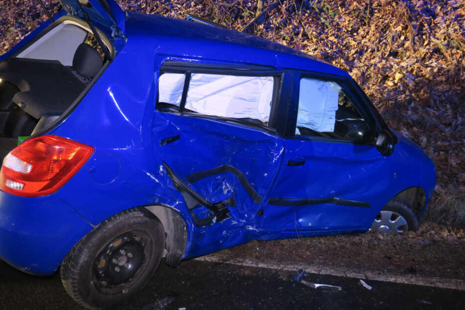 Ein Skoda krachte auf der K9115 bei Aue frontal mit einem Mitsubishi zusammen. Der Skoda landete anschließend im Straßengraben.