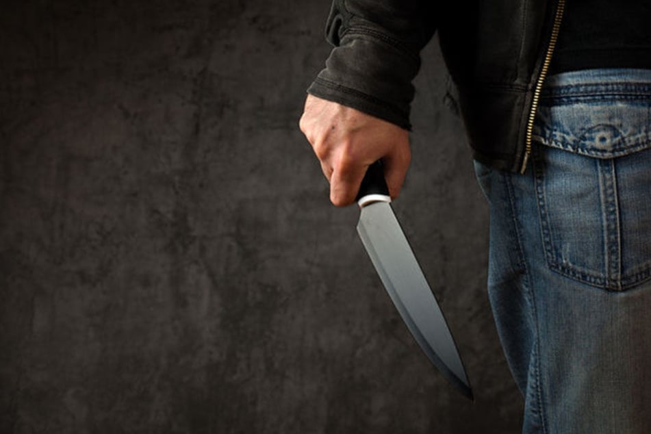 Plötzlich zückte der Syrer das Messer und verletzte den anderen Jugendlichen im Gesicht. (Symbolbild)