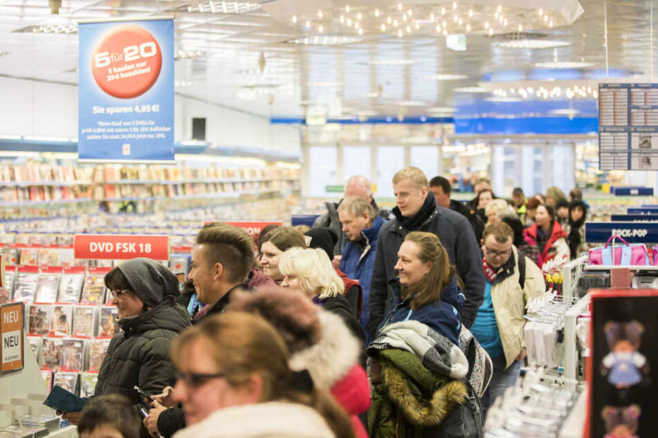 Hunderte Fans warteten auf ein Autogramm ihres Lieblings.