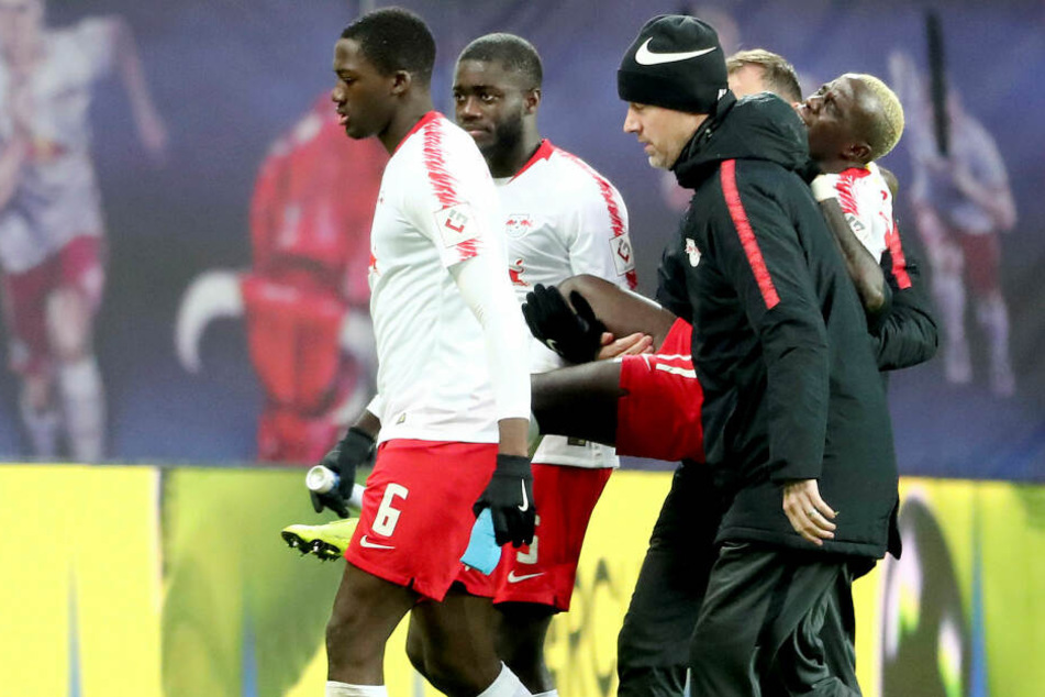 Mit schmerzverzerrtem Gesicht wird Bruma von Ärzten und Teamkollegen vom Platz getragen. Schlimmer verletzt ist er nach einer ersten Einschätzung aber nicht.