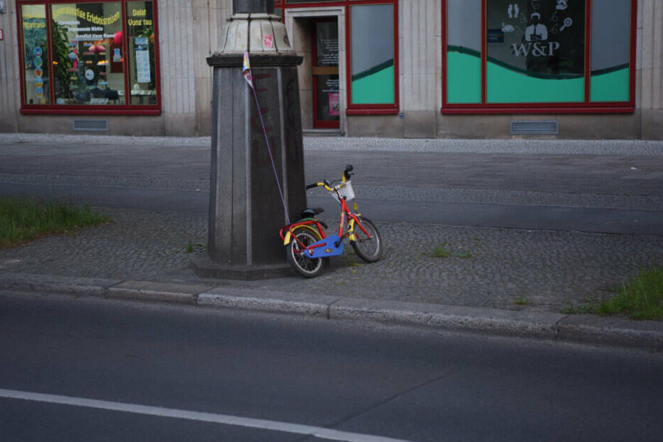 Das Fahrrad des Kindes steht am Straßenrand.