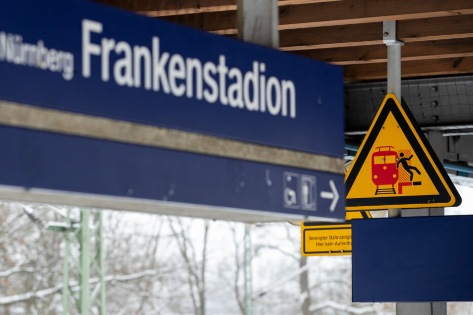 in Schild warnt am Bahnsteig am S-Bahnhof Frankenstadion vor der Gefahr, auf das Gleis zu fallen. Bei einem Streit in Nürnberg sind zwei Männer von einer S-Bahn überfahren und getötet worden