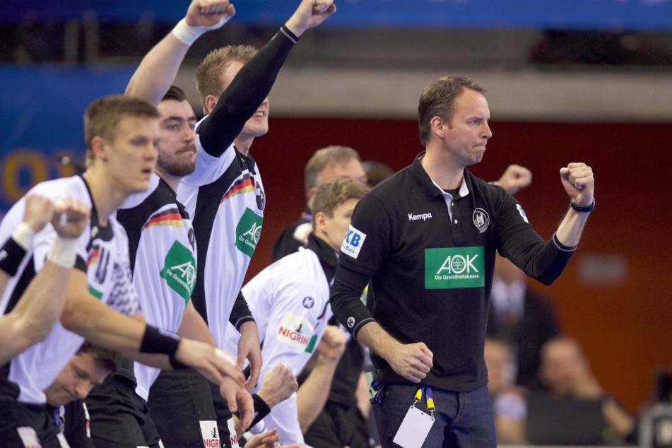 Trainer Dagur Sigurdsson (r.) und seine Jungs freuen sich über den so wichtigen Auftaktsieg gegen Ungarn.