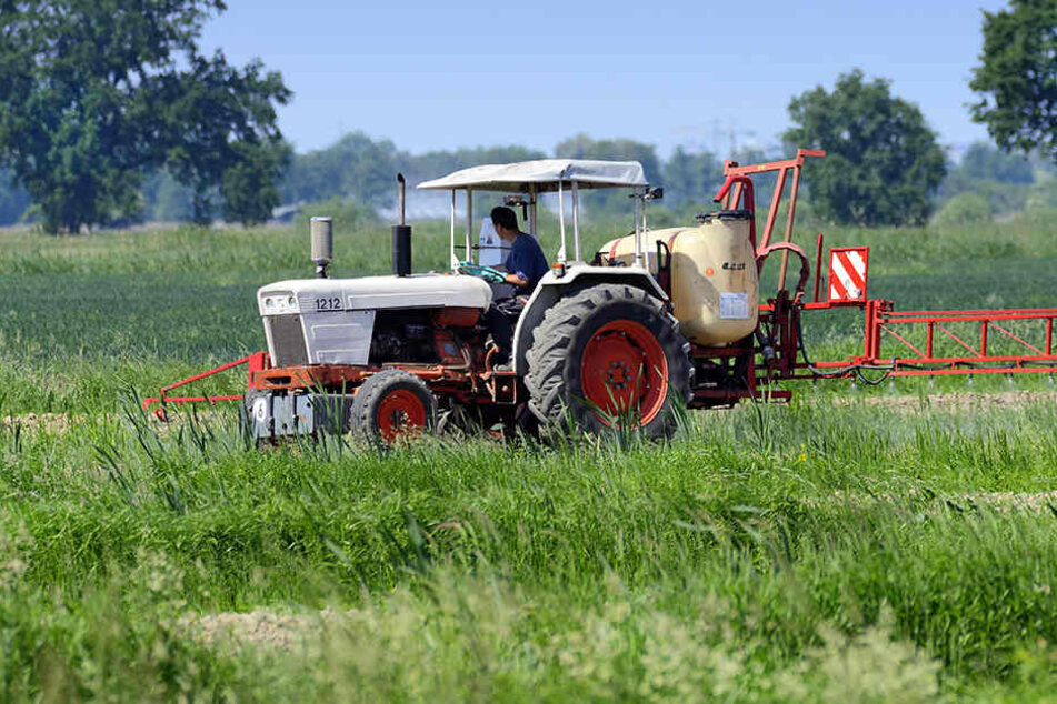 Der Traktorfahrer wollte Schneckenmittel streuen, als er seinen Fuß in dem Anhänger einquetschte.