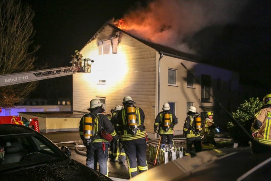 Eine kleine Silvesterfeier in Stolberg hat noch vor Mitternacht wegen eines Wohnungsbrandes ein jähes Ende genommen.