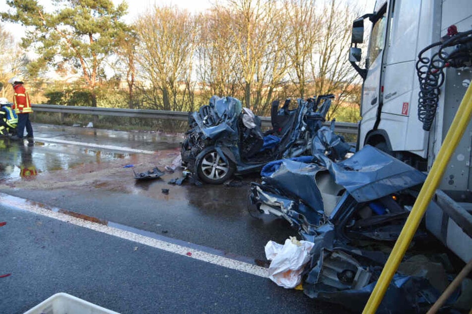 Der Lastwagen hatte zwei Autos unter einen Sattelzug geschoben.