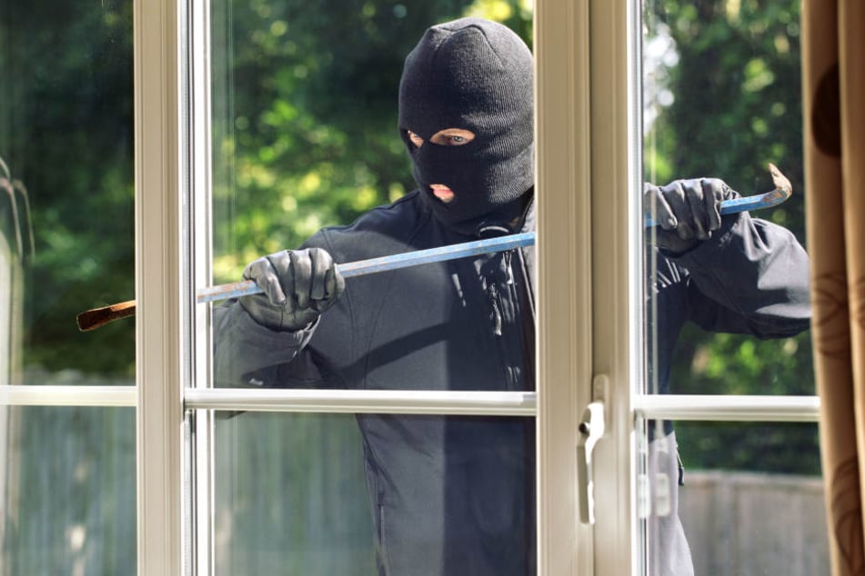 Die Einbrecher kamen über den Garten und schlugen ein Fenster ein (Symbolbild).
