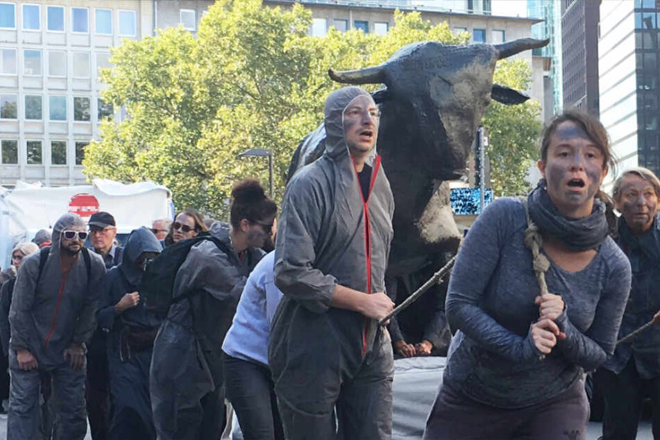 Die Aktivisten zogen Nachbildungen von "Bulle und Bär" durch Frankfurt.