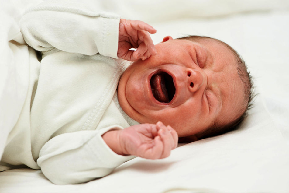 Ein Schweizer soll seinem knapp drei Wochen alten Baby fast den Penis abgerissen haben (Symbolbild).