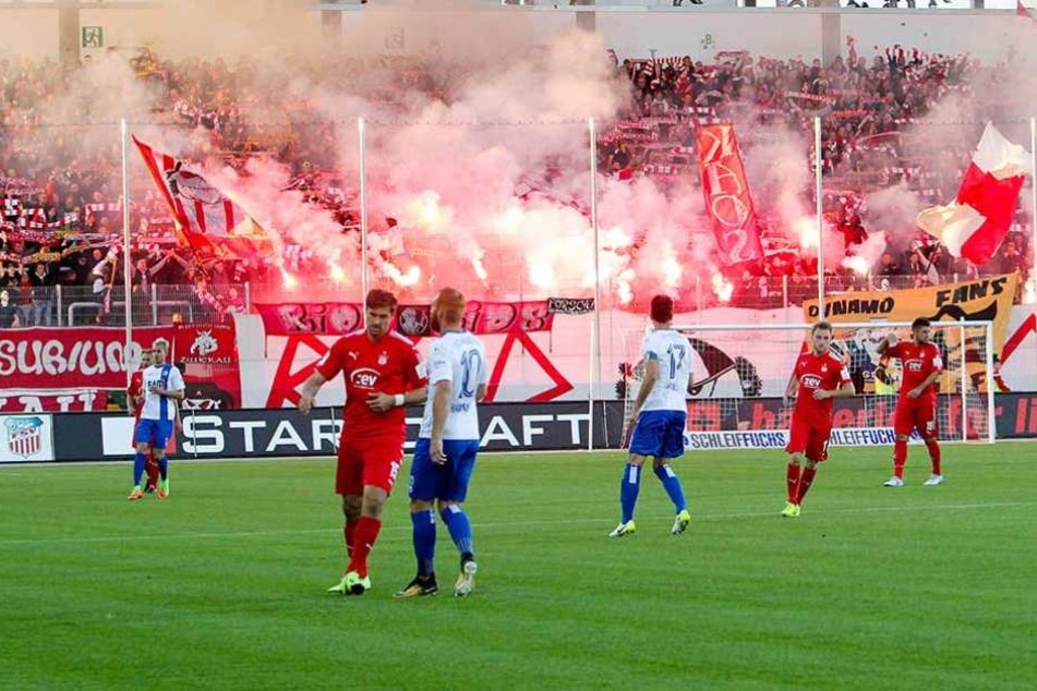 Unter anderem für die Pyrotechnik-Vorfälle im FSV-Block während des Heimspiels gegen den 1. FC Magdeburg mussten die Zwickauer blechen.