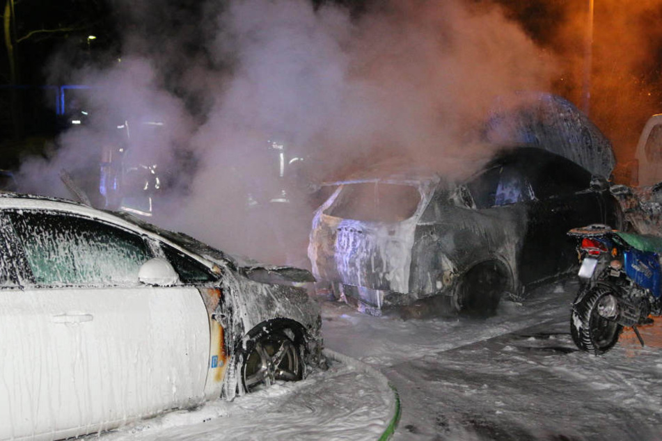 Zwei Autos und ein Motorroller wurden durch die Flammen schwer beschädigt.