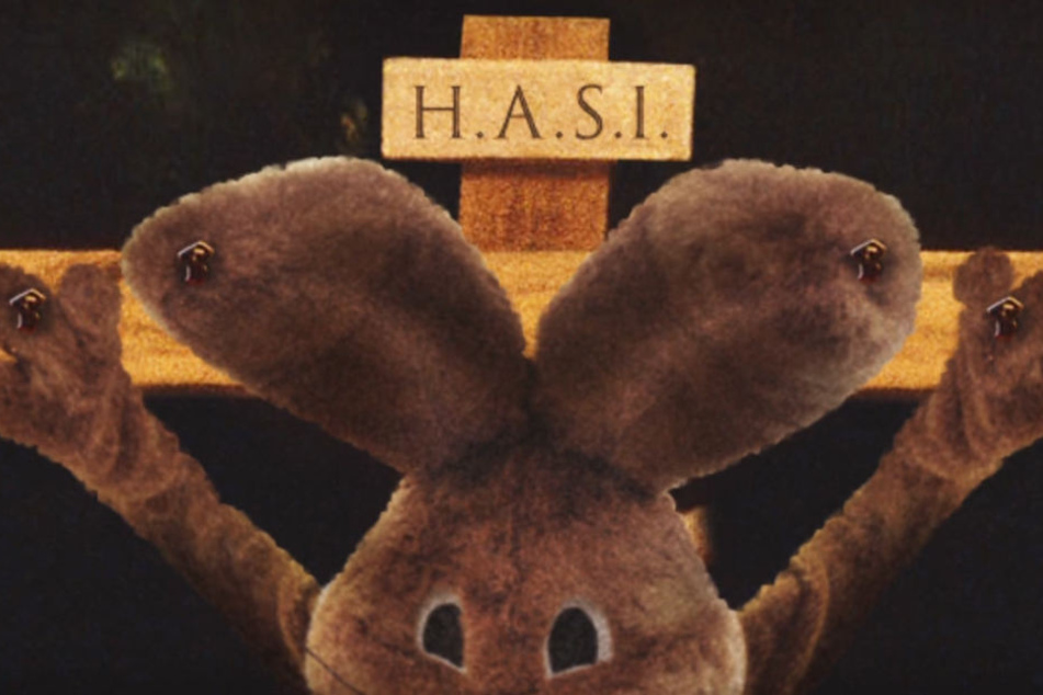 Am Kreuz zeigte die "heute show" die Inschrift H.A.S.I. statt I.N.R.I.