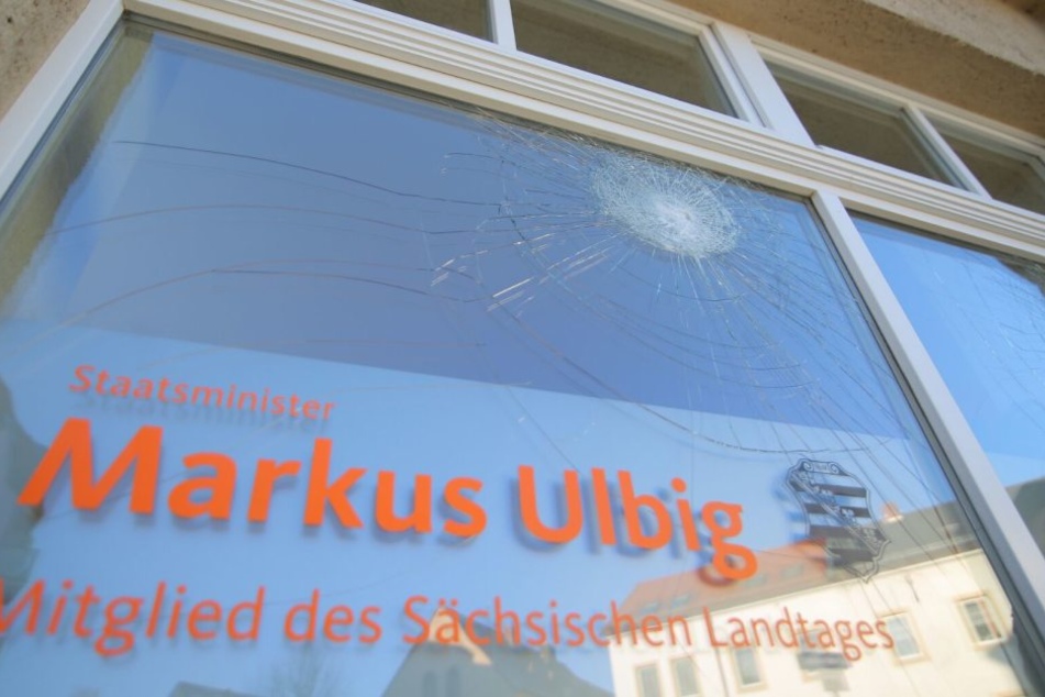 Die Frontscheibe ist zertrümmert.