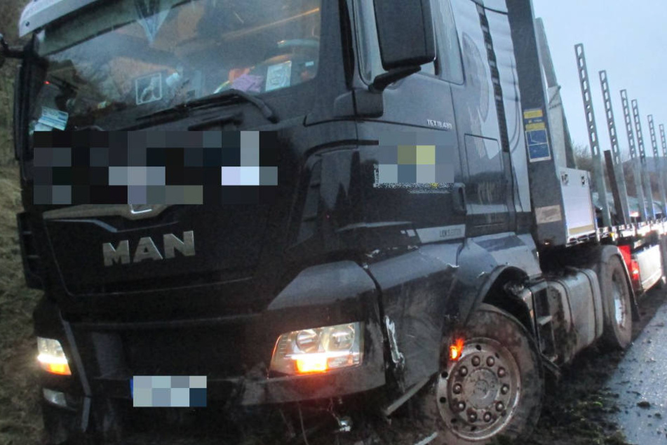 Dieser Lkw landete im Straßengraben, da der Fahrer für kurze Zeit eingeschlafen war.