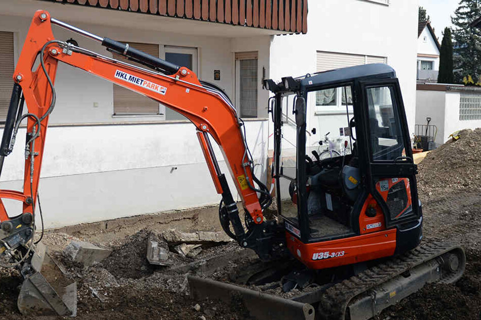 Der verschüttete Baggerfahrer hatte Glück im Unglück: Er kam mit Rippenprellungen und einer Knieverletzung ins Krankenhaus (Symbolbild).