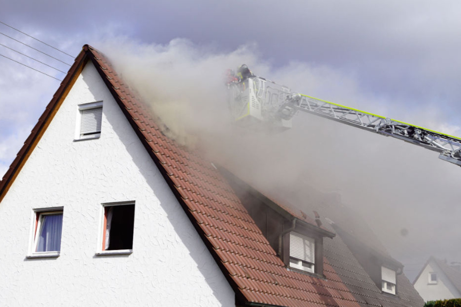 Dichter Qualm dringt aus dem brennenden Haus.