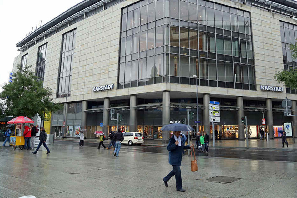 Vor dem Karstadt eskalierte der Streit der 20 jungen Männer.