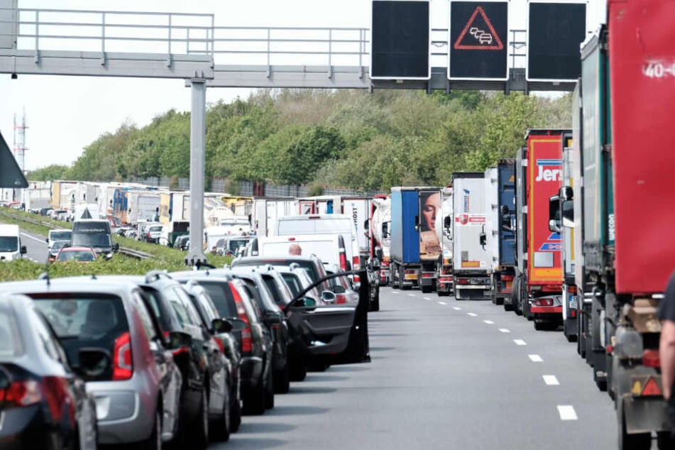 Ein Mann ist als Geisterfahrer durch eine Rettungsgasse gefahren. (Symbolbild)