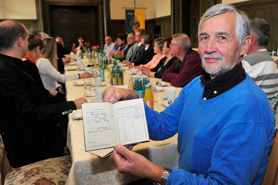 Stolz auf den alten Pass: Gyula Palacsik (68) gehörte 1967 zu den ersten Ungarn
in Karl-Marx-Stadt.