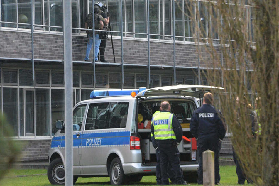 SEK-Beamte sprachen mit dem Mann durch ein Fenster, um ihn zur Aufgabe zu bewegen.