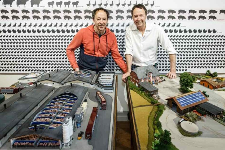 Gerrit (l) und Frederik Braun, Gründer des Miniatur Wunderlands, stehen in ihrer neuesten Ausstellung hinter einem Modell.