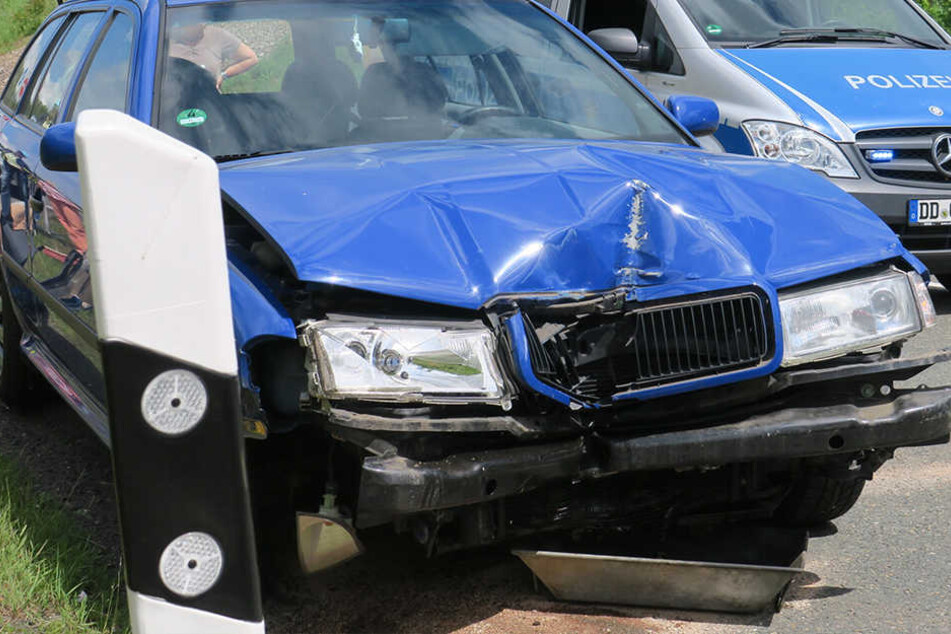 Der Skoda war frontal gegen zwei Schilder gefahren.