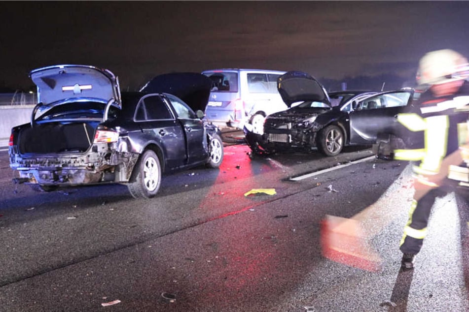 Zwei Menschen wurden durch die Unfälle auf der Autobahn 5 verletzt.