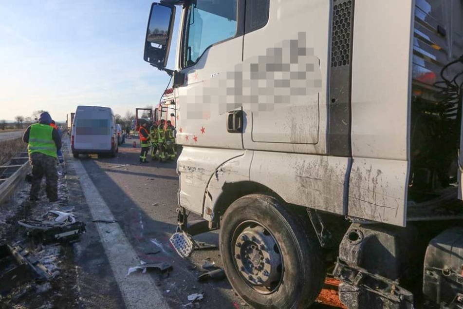 Der Sattelzug und die beiden Kleintransporter blockieren die linke Fahrspur.