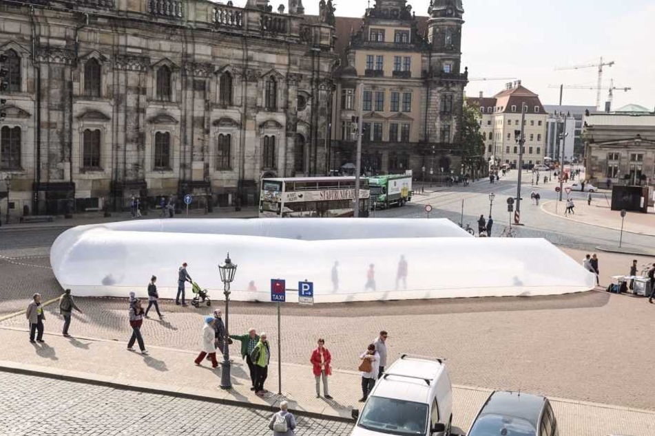 Das große begehbare Schlauchboot steht seit Donnerstag auf dem Theaterplatz.