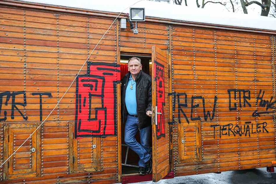 Zirkuschef Mario Müller-Milano (68) ist empört über die Zerstörungswut der Vandalen.
